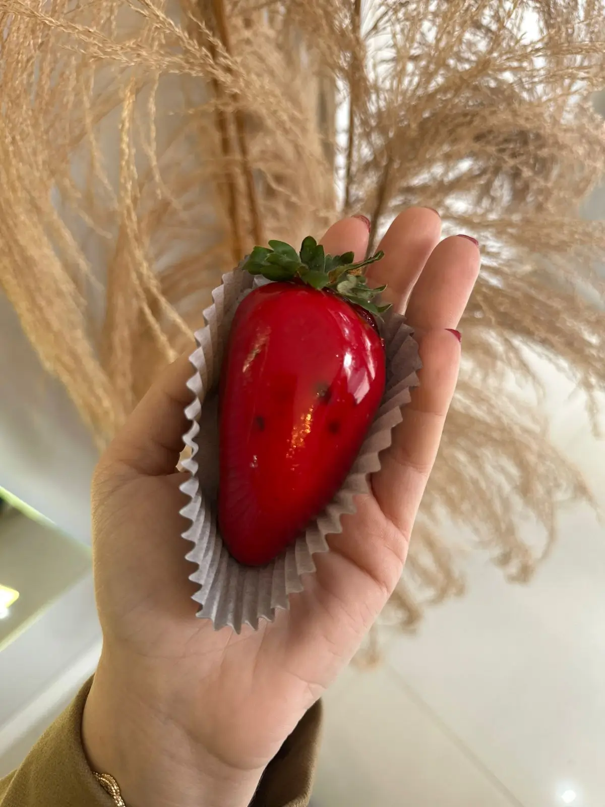 Foto de um morango do amor com a calda escorrendo, representando uma tentativa frustrada.